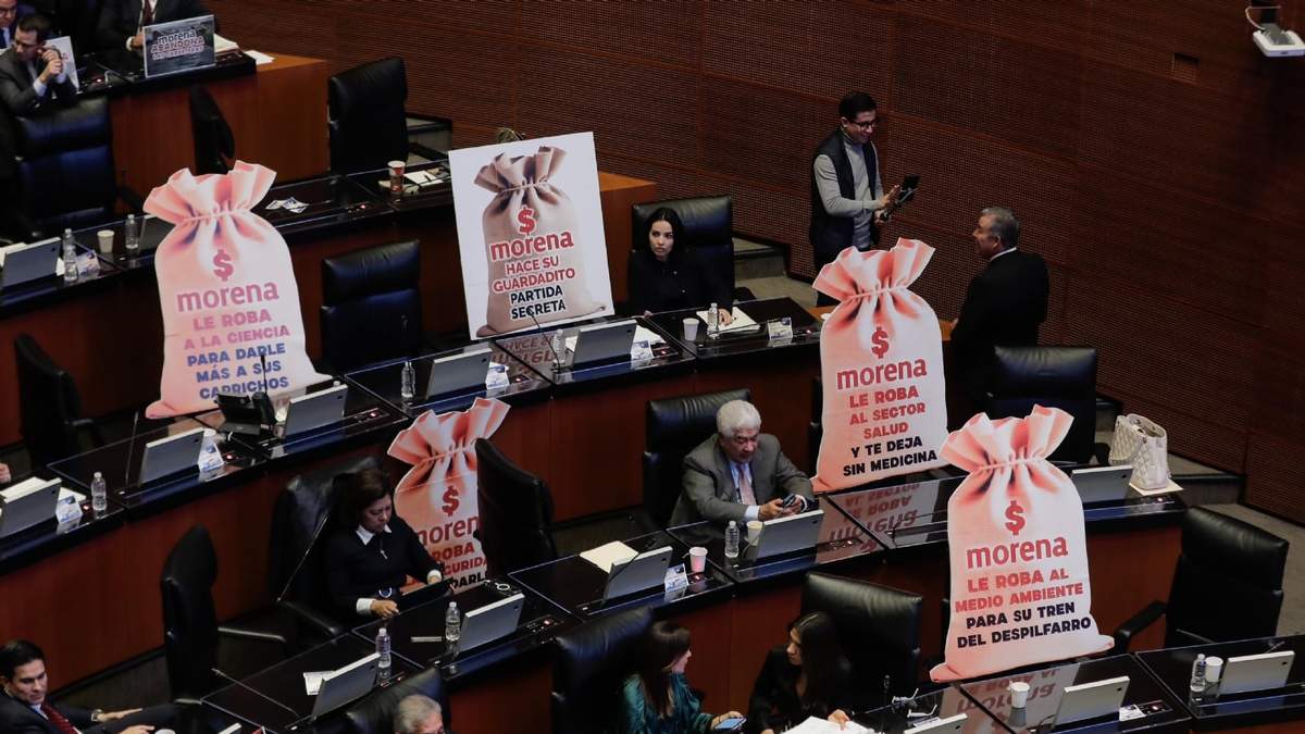 Protesta de opositores durante la sesión del Senado