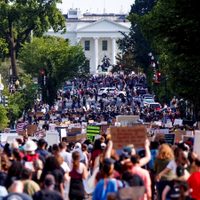 Miles de manifestantes desafían el toque de queda y continúan las protestas en Estados Unidos
