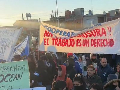 Trabajadores de La Salada reclaman la reapertura de la feria y hay incidentes en Puente La Noria