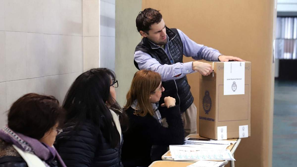 Los facilitadores sanitarios serán un efectivo extra además de las autoridades de mesa. Fuente: (Twitter)
