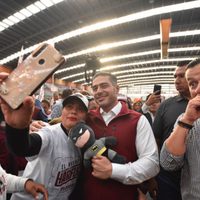 García Harfuch es recibido con figura de Batman y canción de banda en la Miguel Hidalgo