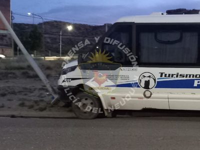 Fuerte choque de un transporte de personal contra dos columnas de alumbrado