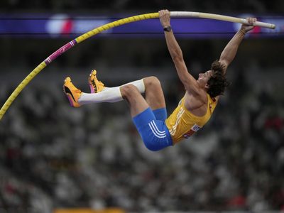 Duplantis rompe récord mundial de salto con pértiga por 14ta vez y gana su tercer título mundial