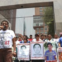 Tras protesta, padres de los 43 consiguen reunión en la Cancillería