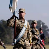 El Gobierno habilita a militares a ocupar cargos públicos no electivos y desata polémica