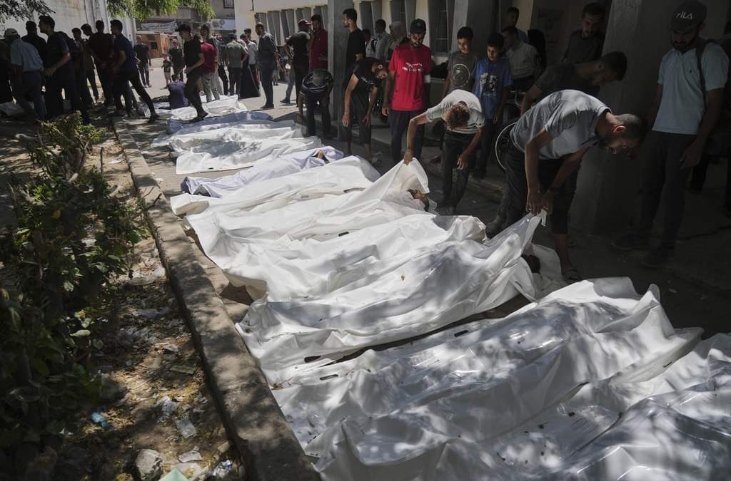 Los cuerpos de los palestinos que fueron asesinados al intentar acceder a los camiones de ayuda