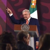 AMLO revira petición de cerrar refinerías: "son barrabasadas"