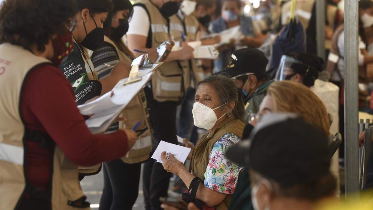 Aplicación de vacunas a adultos mayores en Azcapotzalco
