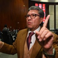 Monreal presenta iniciativa para sancionar abusos en tarjetas de crédito