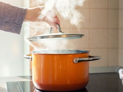 El truco de la abuela para que tu cocina no se llene de olor a grasa mientras cocinás