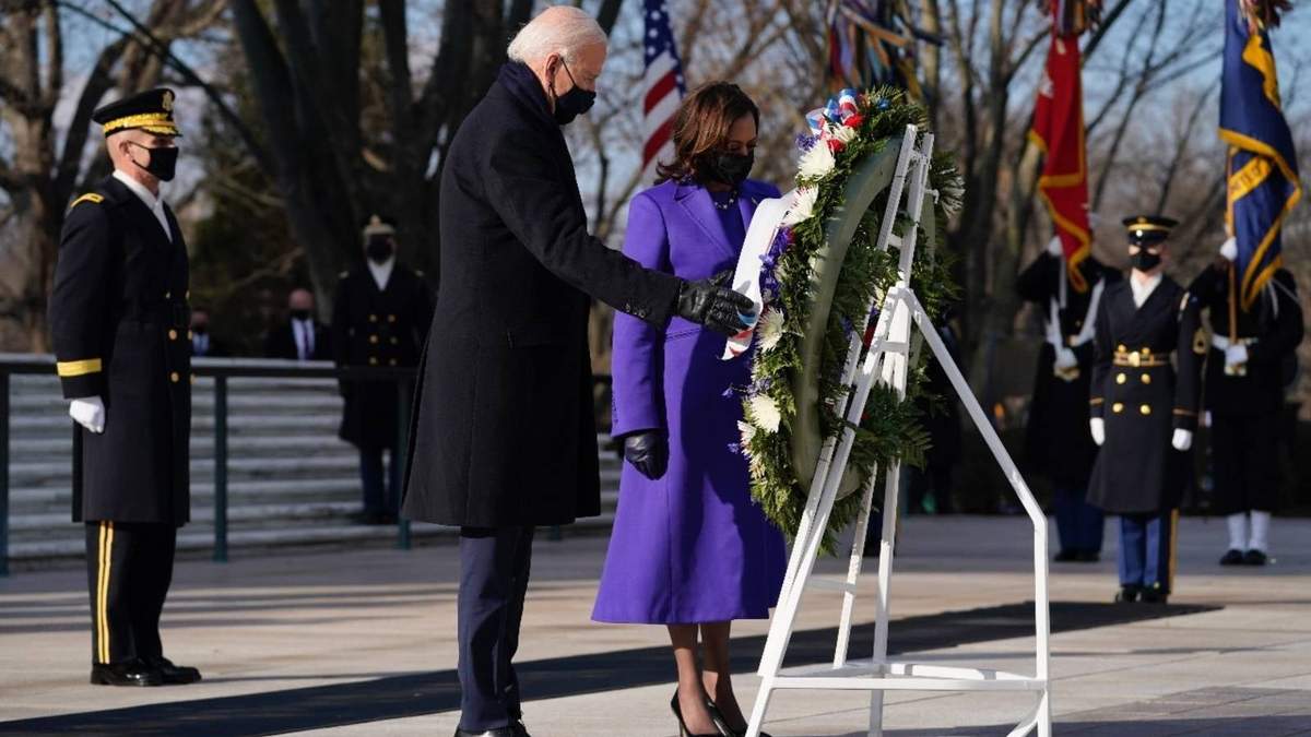 Joe Biden y la vicepresidenta Kamala Harris, en la ceremonia del miércoles en la tumba del soldado desconocido