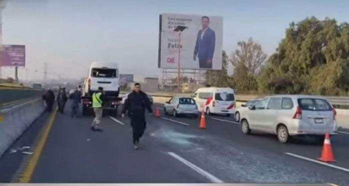 Unidad de transporte público vuelca en la carretera México-Pachuca, a la altura de San Pedro Xalostoc