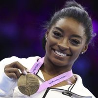 Simone Biles cierra el Mundial con dos oros más y llega a 23 títulos