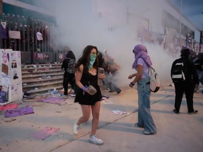 Lanzan gas desde la Fiscalía de Puebla contra feministas (Video)