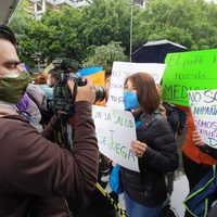 Tras bloqueo, padres de niños con cáncer liberan Terminal 1 del AICM