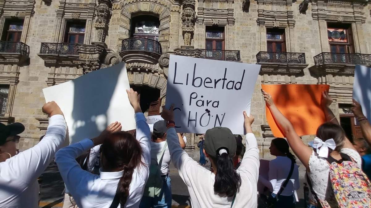 Habitantes de Teuchitlán frente al Palacio de Gobierno de Jalisco