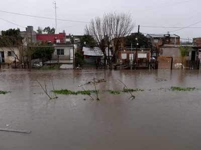 Las fuertes lluvias de este jueves ocasionaron graves inundaciones en la ciudad de La Plata