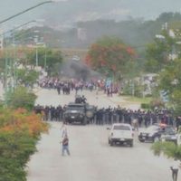Policía desaloja con gases lacrimógenos a maestros que bloqueaban entrada en Chiapas