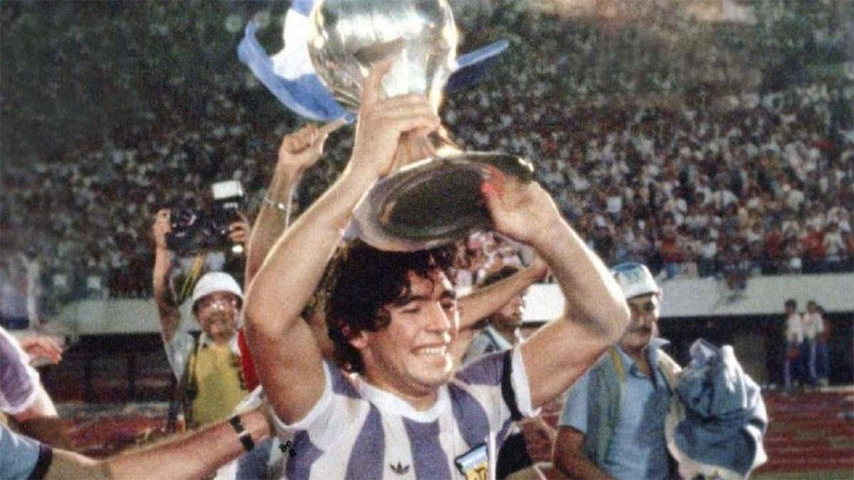 1979: Maradona con la copa. Fue el primer mundial Sub 20 que ganó la Argentina, en la extinta Unión Soviética.