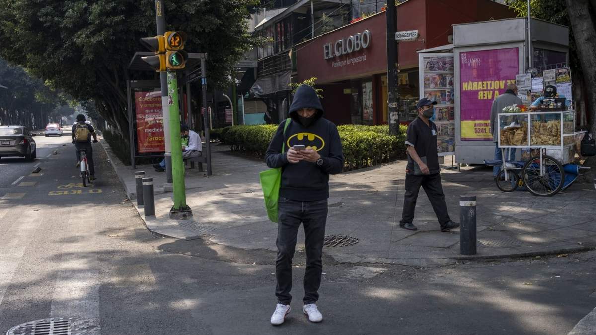 Un ciudadano con un dispositivo móvil