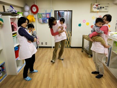 Las guarderías en Japón tienen una extraña política: los padres deben llevarse los pañales usados