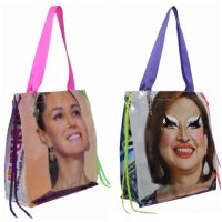 Diseñador convierte basura electoral en artículos de moda