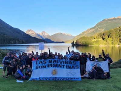 Un grupo de personas irrumpió en Lago Escondido y acampó a metros de la Estancia