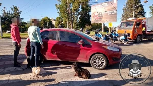 Control policial en el puente carretero. Fuente: (Twitter)