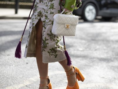 El ítem de moda que llega pisando fuerte esta primavera: las faldas largas se coronan y así podés usarlas