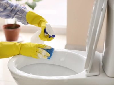 Secretos infalibles para limpiar el baño con productos que hay en casa