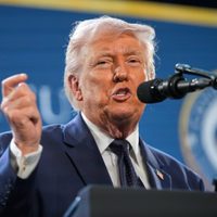Trump anuncia que mantendrán bloqueo al estrecho de Ormuz hasta que termine "transacción con Irán"