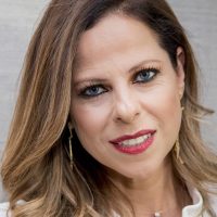 Toñi Moreno, notablemente destrozada por la pérdida, brinda apoyo a su amiga Pastora Soler