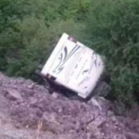 Camión de turismo se desbarranca en la autopista Siglo XXI; hay 11 heridos