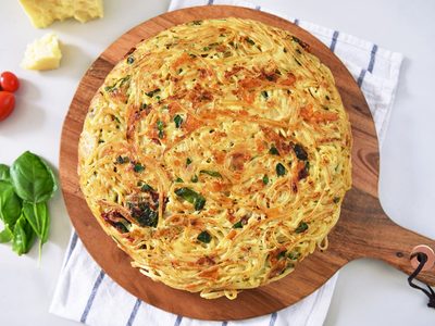 Con solo 3 huevos y 1 tomate: la receta que te resolverá la cena, deliciosa y sin gastar fortuna
