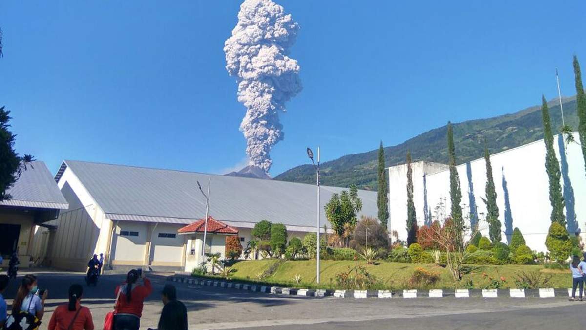 El volcán Merapi erupcionó a primeras horas de la mañana en Indonesia. Fuente: (Twitter)