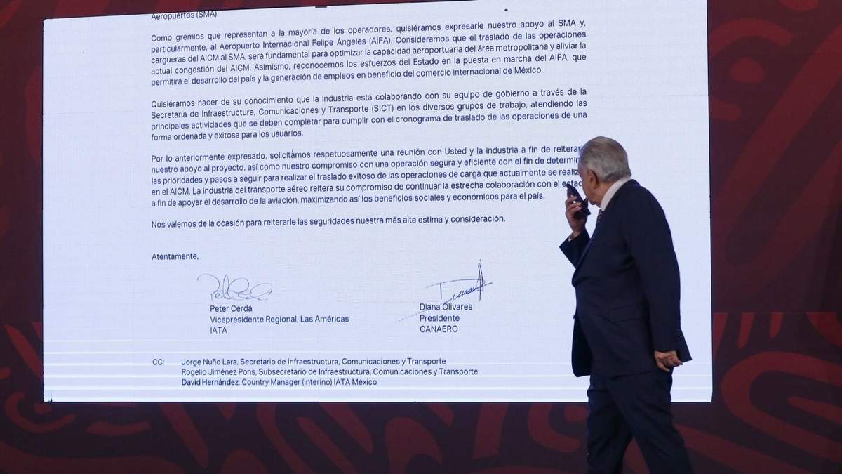 El presidente muestra en la conferencia matutina un documento que le envió la Canaero en la que aceptan mudarse al AIFA.