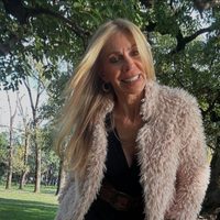 Silvia Pérez desafía al tiempo con una microbikini negra y confirma que el estilo no tiene edad