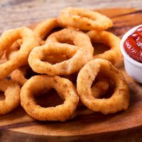 Aros de cebolla sin freír y sin rebosar: quedan igual de ricos y en una versión más saludable