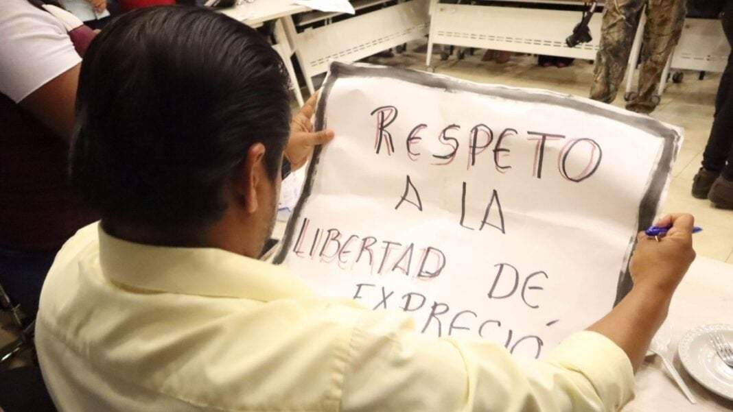 Vinculan a proceso a funcionario de Puebla por abuso de autoridad contra periodista