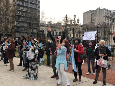 Montaron una vigilia en la puerta del Congreso contra la Reforma Judicial