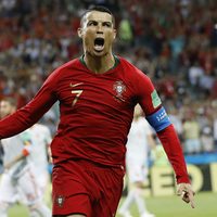 La mejor noche de CR7: anota tres goles y Portugal le empata a España