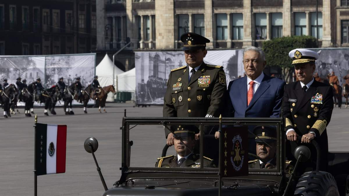 Flanqueado por las fuerzas armadas