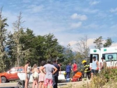 Incidente vial en Villa La Angostura: rescataron a una conductora atrapada en un choque sobre Ruta 40