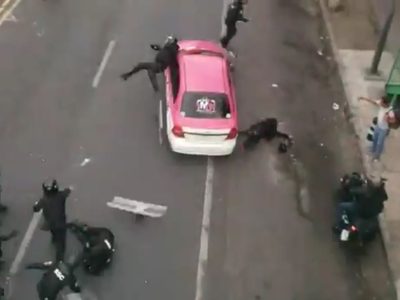 Taxista arrolla a policías durante protesta en Insurgentes sur; hay siete heridos (Video)