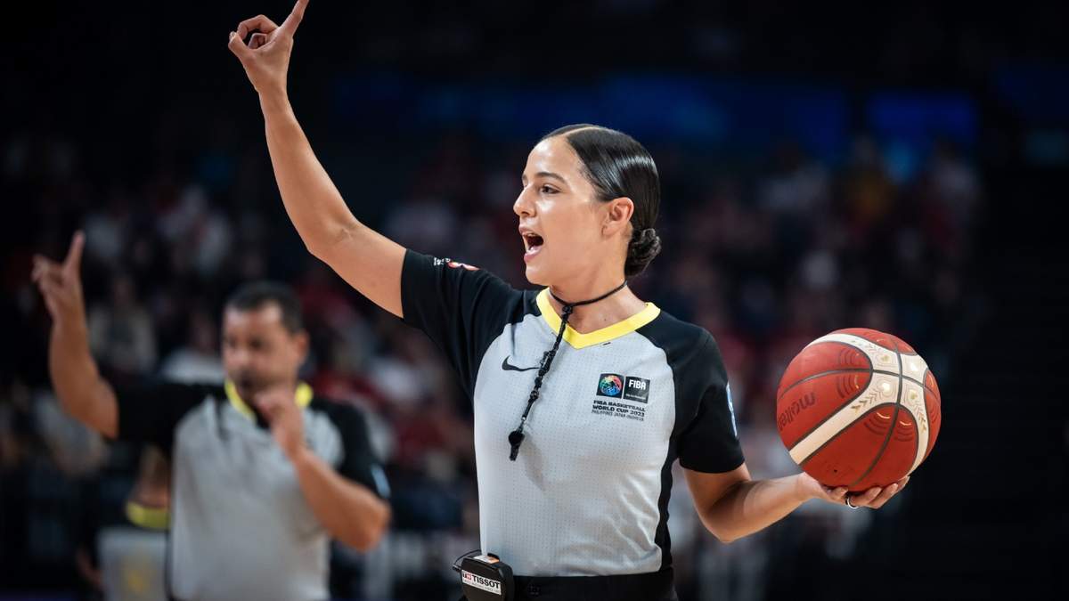 La mexicana Blanca Burns es la primera mujer árbitro que dirigió en Mundial de Basquetbol