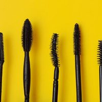 Pensá dos veces antes de tirar los cepillos de las máscaras de pestañas usadas: mirá estas ideas