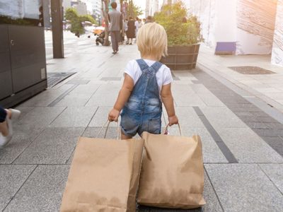 Por qué a algunos niños pequeños les gusta cargar cosas pesadas