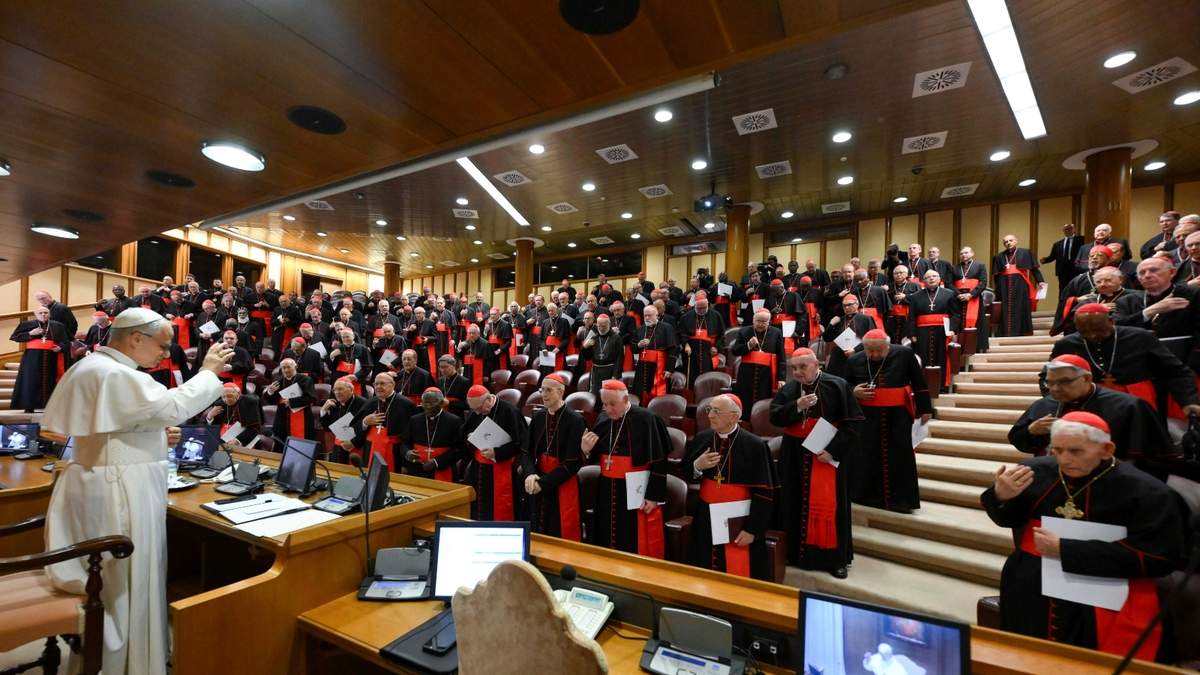 El papa León XIV se reunió con el Colegio Cardenalicio en El Vaticano