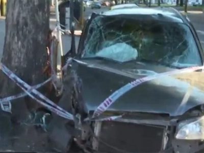 Le robó el auto a la tía y chocó contra un árbol: dos heridos