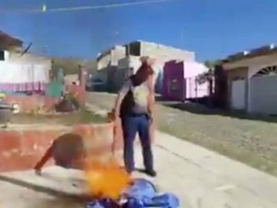Camillero del ISSSTE renuncia y quema su uniforme porque no recibió vacuna